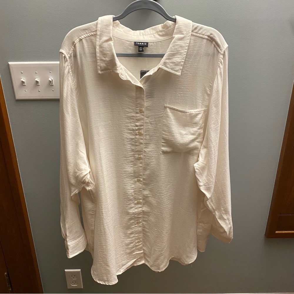 NWT Lizzie Duofold Crepe Off-White Button-Up Long Sleeve Shirt- SZ 4 Torrid